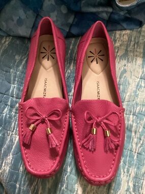 Like New Isaac Mizrahi Leather Slip on Pink flats